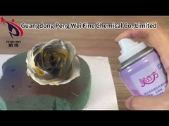 花のスプレーは生命に僅か色をペンキ加える